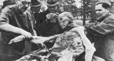 Ekshumacja cia oficerw Wojska Polskiego wizionych w obozie jenieckim w Kozielsku i zamordowanych w 1940 r. przez NKWD w Lesie Katyskim, lato 1943 r.